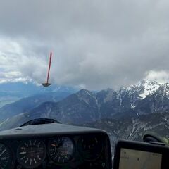 Flugwegposition um 12:47:00: Aufgenommen in der Nähe von Gemeinde Zirl, Zirl, Österreich in 2113 Meter
